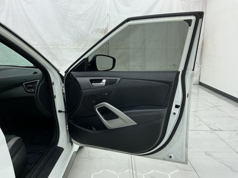 Used 2016 Hyundai Veloster Turbo FWD image 19