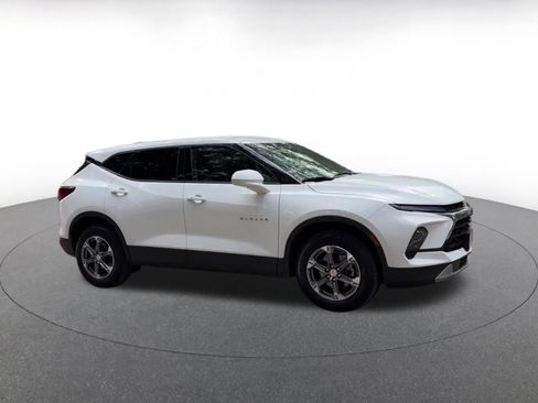 Used 2025 Chevrolet Blazer LT FWD image 2