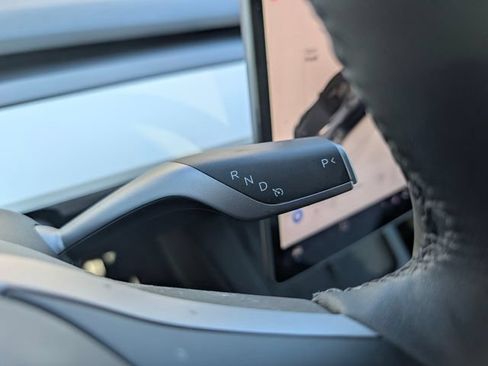 Used 2024 Tesla Model Y Long Range AWD/4WD image 23