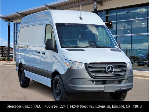 Used 2025 Mercedes-Benz Sprinter 2500 image 2