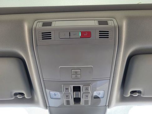 Used 2023 Volkswagen Taos SE w/ Panoramic Sunroof Package AWD/4WD image 20