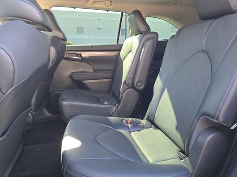 Certified 2022 Toyota Highlander Platinum image 19