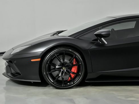Used 2018 Lamborghini Aventador S image 8