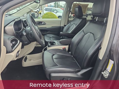 Used 2023 Chrysler Pacifica Touring-L image 13