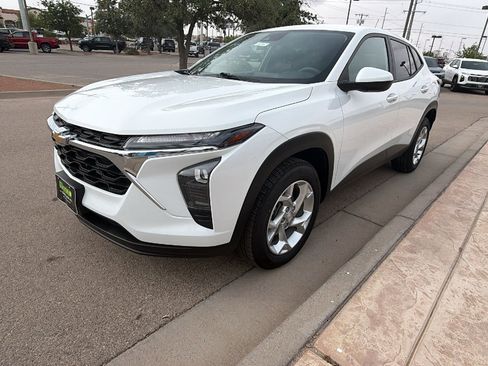 Used 2024 Chevrolet Trax LS w/ LS Convenience Package image 6