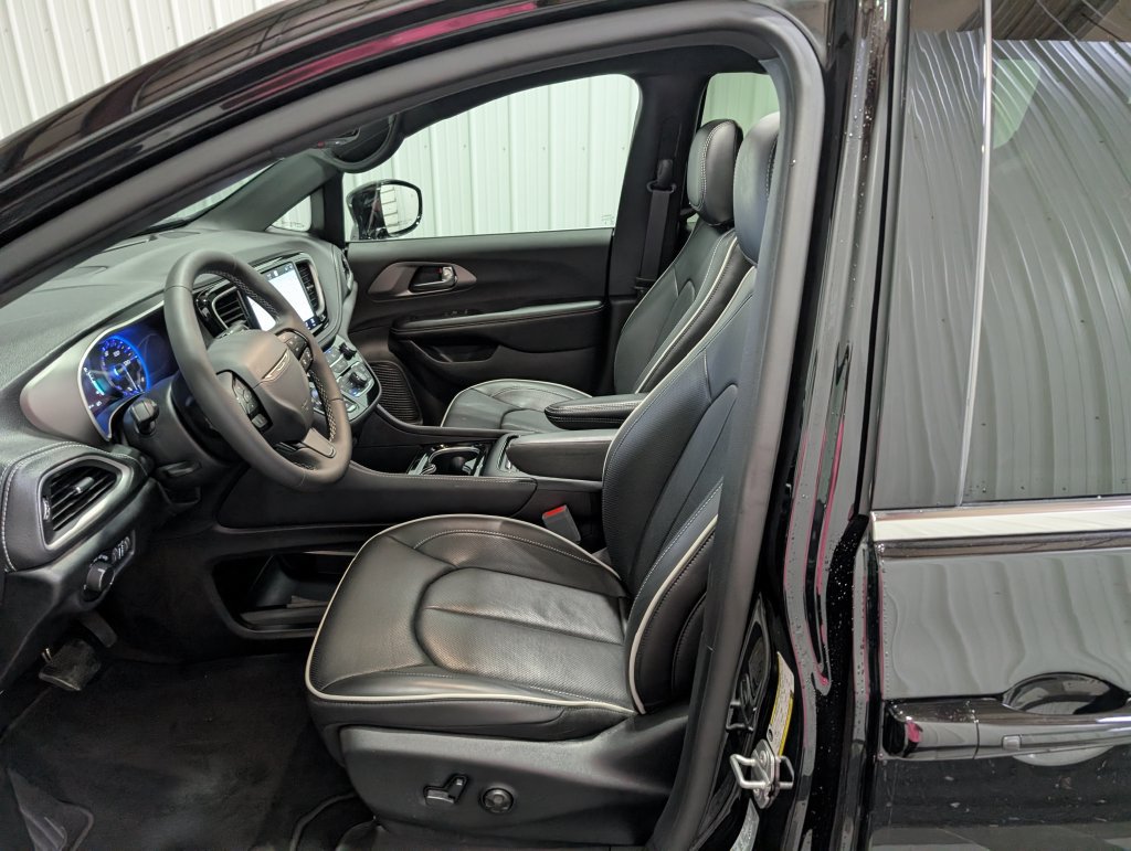 Used 2027 Chrysler Pacifica Limited FWD image 16