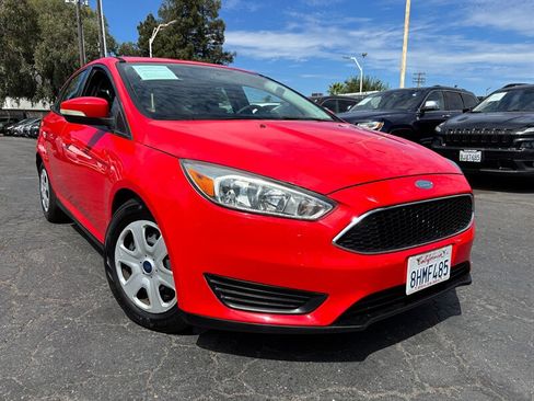 Used 2015 Ford Focus SE FWD image 1