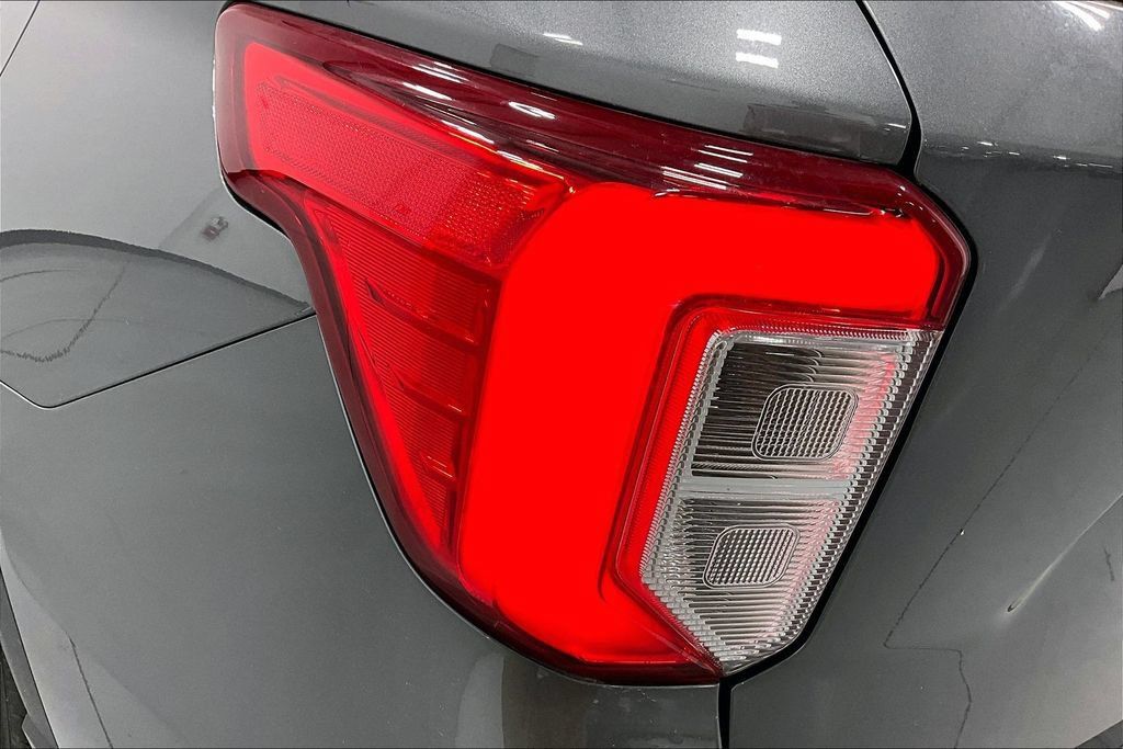 Used 2024 Ford Explorer XLT RWD image 37