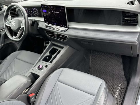 Certified 2025 Volkswagen Tiguan SE R-Line AWD/4WD image 12