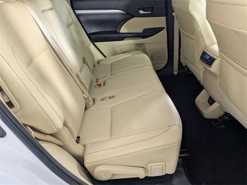 Used 2019 Toyota Highlander XLE image 30