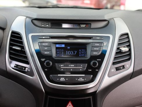 Used 2014 Hyundai Elantra SE image 30