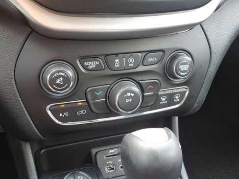 Used 2016 Jeep Cherokee Trailhawk w/ Leather Interior Group AWD/4WD image 19
