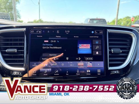 Used 2025 Chrysler Pacifica Limited FWD image 30