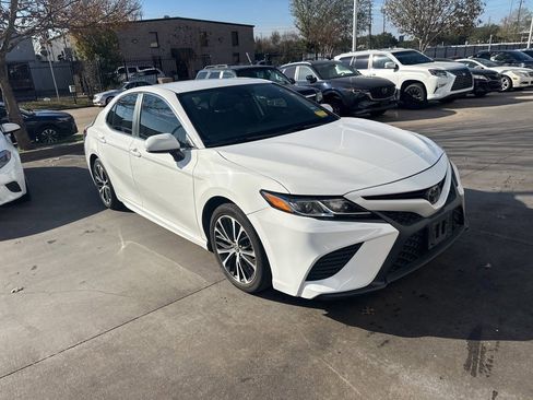 Used 2019 Toyota Camry L image 3