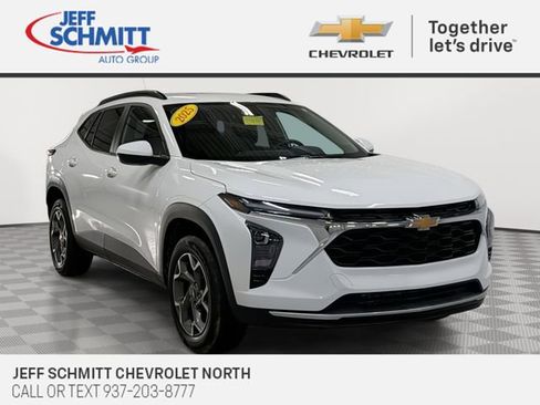Certified 2025 Chevrolet Trax LT w/ LT Convenience Package FWD image 1