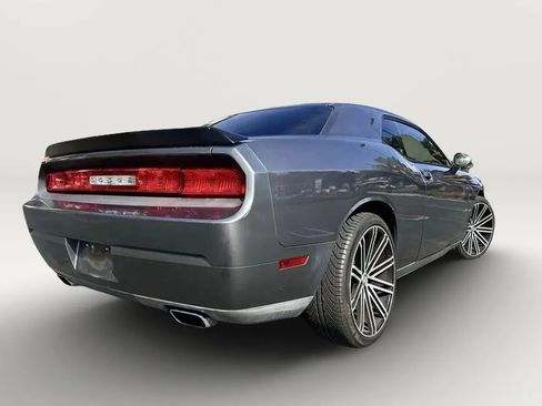 Used 2011 Dodge Challenger RWD image 4