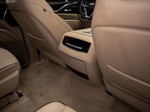 Used 2024 Cadillac Escalade Premium Luxury AWD/4WD image 73