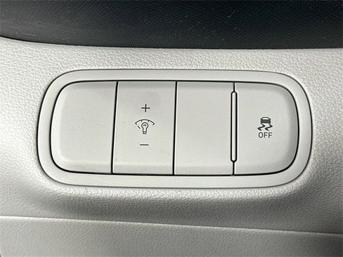 Used 2023 Hyundai Venue SEL image 22