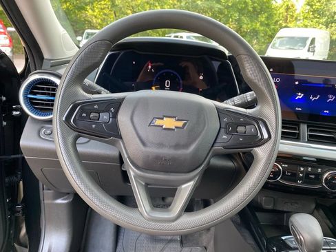 Used 2025 Chevrolet Trax LT FWD image 11