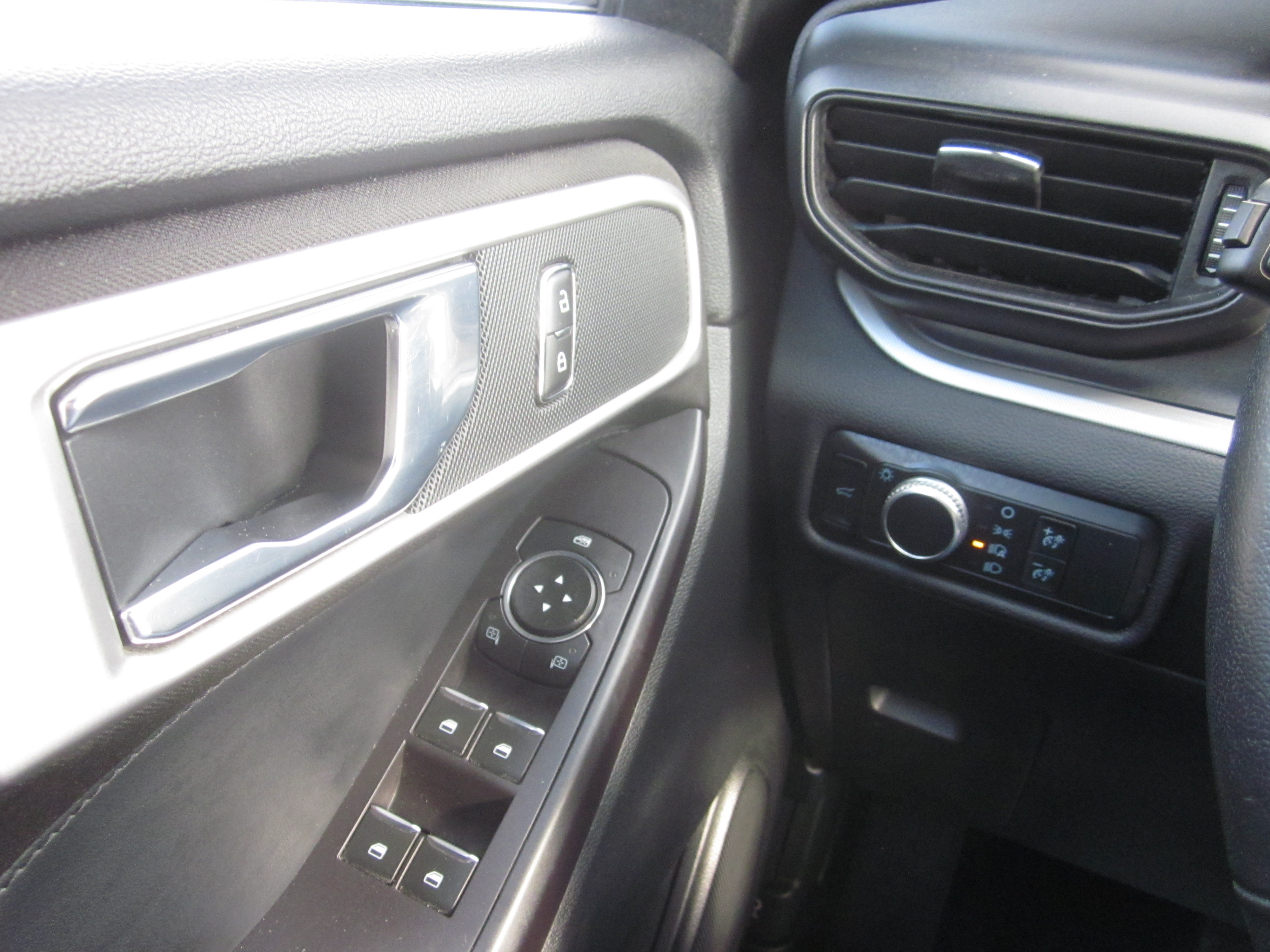Used 2020 Ford Explorer XLT w/ Comfort Package AWD/4WD image 17