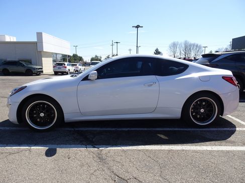 Used 2015 Hyundai Genesis 3.8 image 2