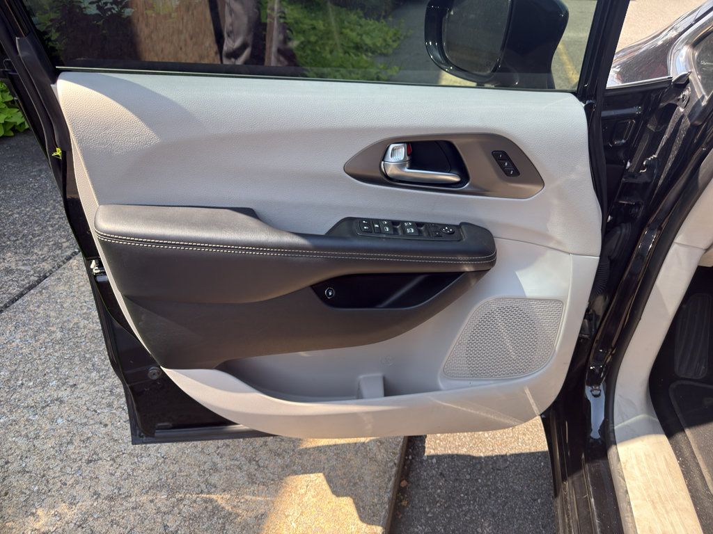 Used 2024 Chrysler Pacifica Limited FWD image 12