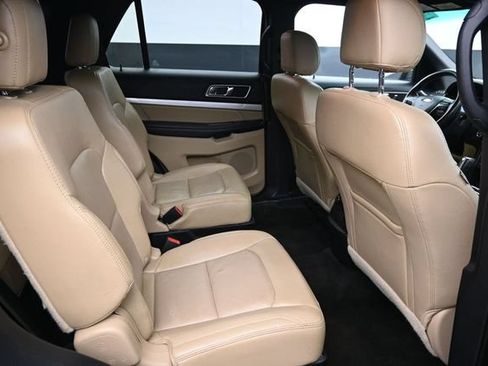 Used 2016 Ford Explorer XLT w/ Equipment Group 202A AWD/4WD image 18
