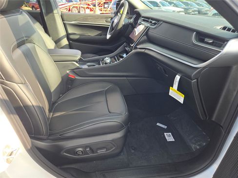 New 2025 Jeep Grand Cherokee Limited w/ Black Appearance Package image 6