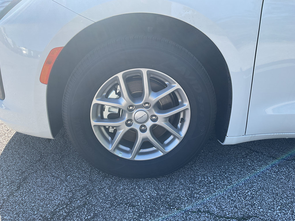New 2027 Chrysler Pacifica Select FWD image 14