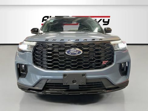 Used 2025 Ford Explorer ST AWD/4WD image 2
