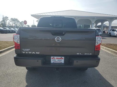 Used 2018 Nissan Titan SL image 4