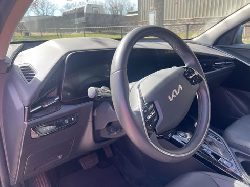 Used 2023 Kia Niro EX image 11