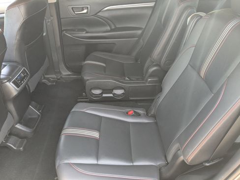 Used 2019 Toyota Highlander SE FWD image 15