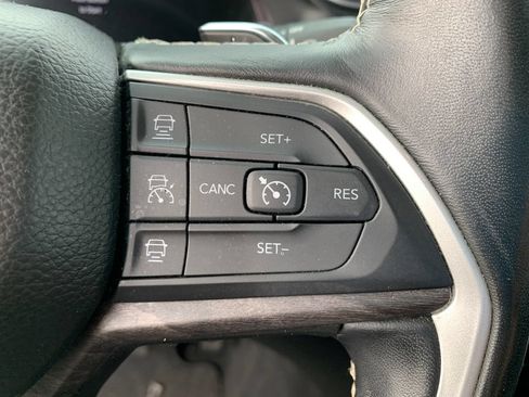 Used 2022 Jeep Grand Cherokee Limited AWD/4WD image 23