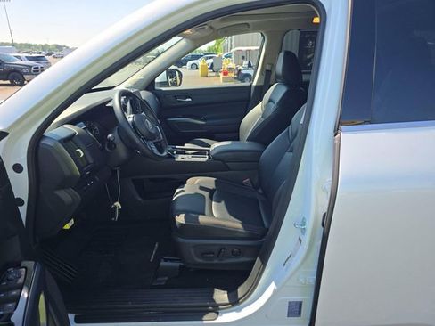 Certified 2025 Nissan Pathfinder SL w/ SL Premium Package FWD image 2