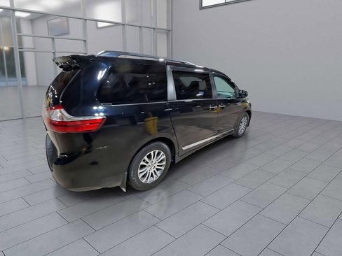 Used 2018 Toyota Sienna XLE w/ XLE Navigation Package image 8