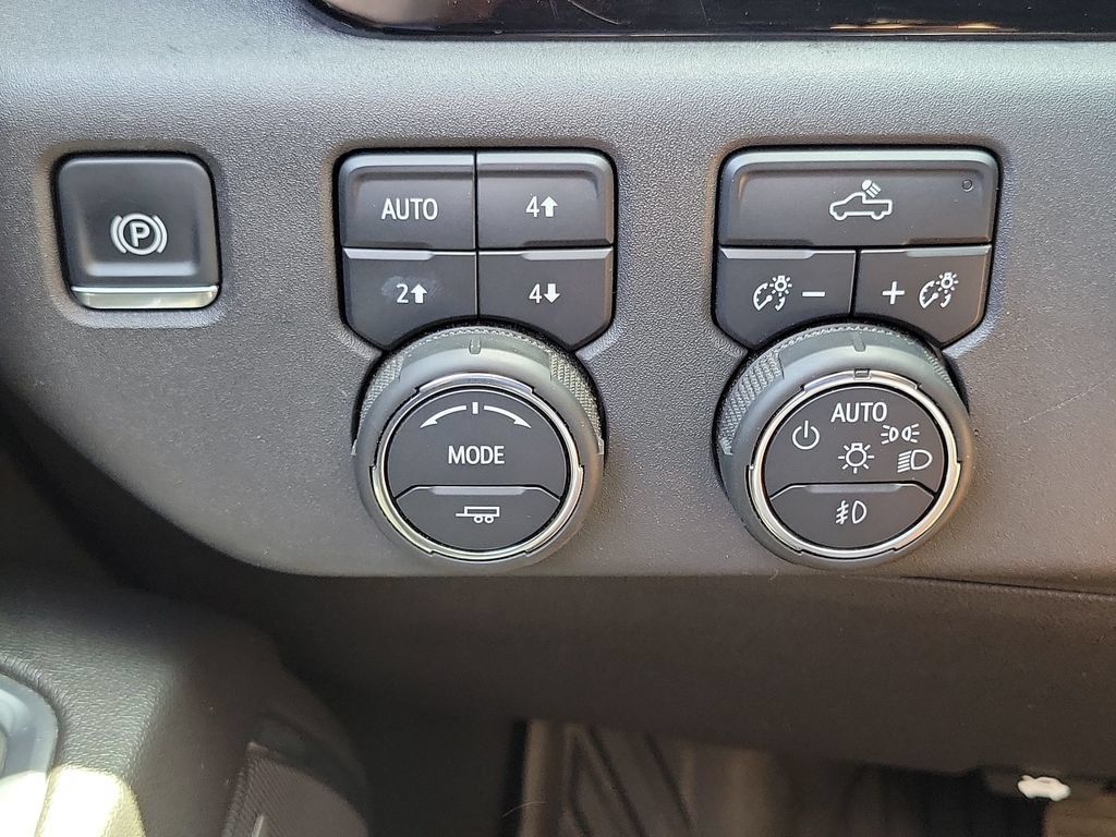 Used 2024 Chevrolet Silverado 1500 LT Trail Boss w/ Convenience Package II AWD/4WD image 18
