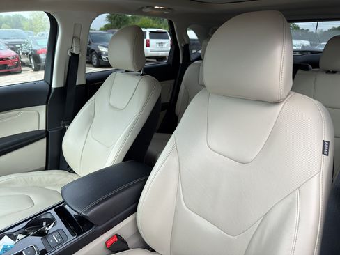 Used 2019 Ford Edge Titanium w/ Equipment Group 301A AWD/4WD image 10
