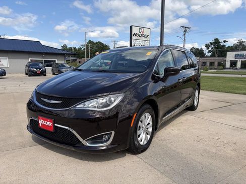 Used 2018 Chrysler Pacifica Touring-L FWD image 3
