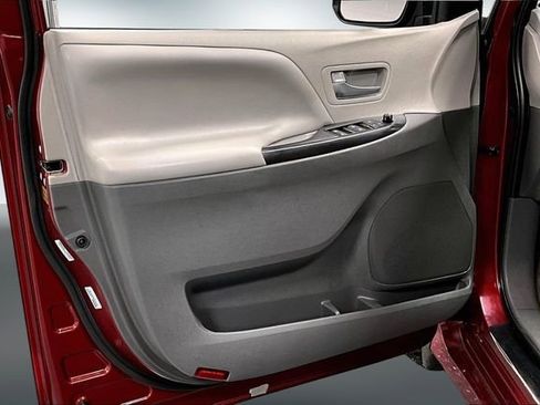 Used 2020 Toyota Sienna LE AWD/4WD image 19