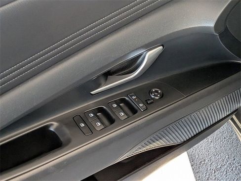 Used 2025 Hyundai Elantra Limited image 9