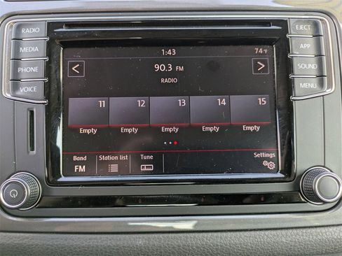 Used 2017 Volkswagen Tiguan S image 23