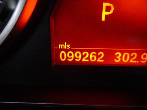 Used 2010 BMW 335i Convertible image 27