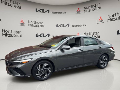 Used 2025 Hyundai Elantra Limited FWD image 1