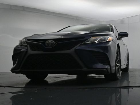Used 2018 Toyota Camry SE w/ Convenience Package FWD image 19
