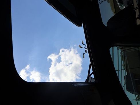 Used 2021 Volkswagen Tiguan SE R-Line image 33