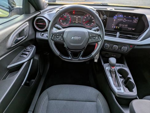 Used 2025 Chevrolet Trax RS image 17