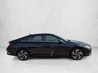 Used 2025 Hyundai Elantra SEL FWD video 4