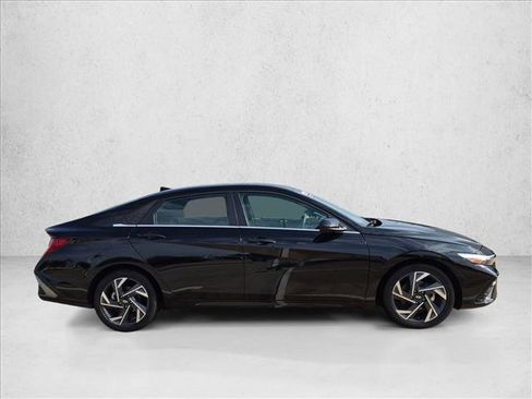 Used 2025 Hyundai Elantra SEL FWD image 4