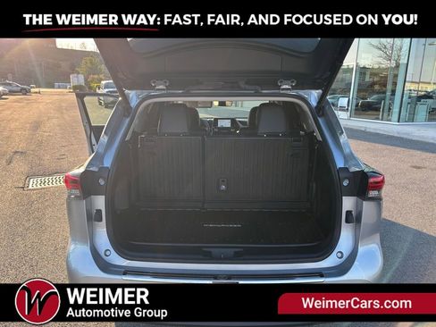 Used 2023 Toyota Highlander XLE AWD/4WD image 25
